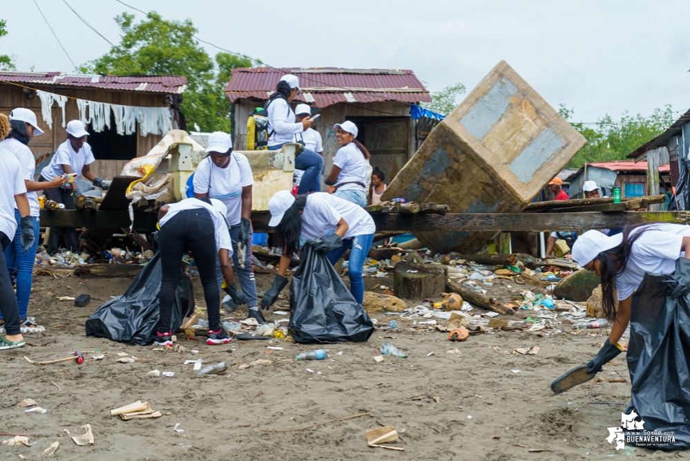 La Asociación de Gestores Ambientales del Pacífico realizó jornada de limpieza de playas en La Bocana en el sector de Changai