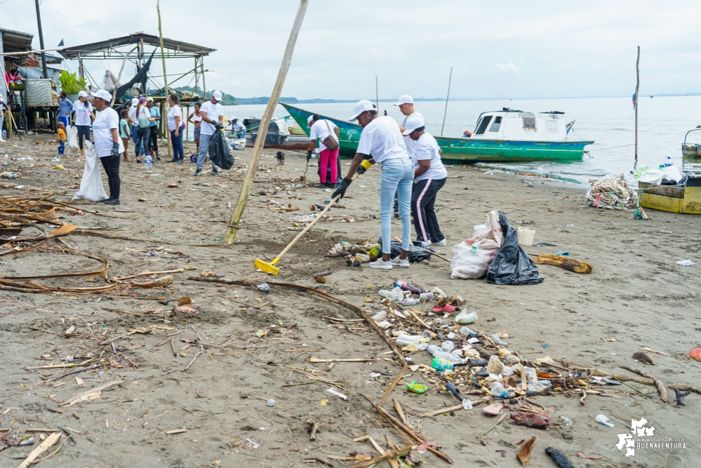 La Asociación de Gestores Ambientales del Pacífico realizó jornada de limpieza de playas en La Bocana en el sector de Changai