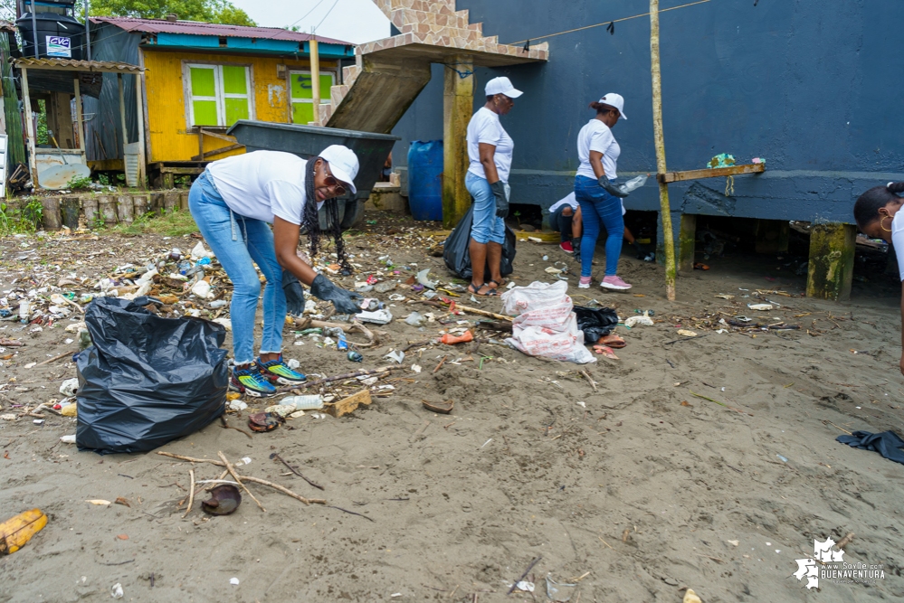 La Asociación de Gestores Ambientales del Pacífico realizó jornada de limpieza de playas en La Bocana en el sector de Changai