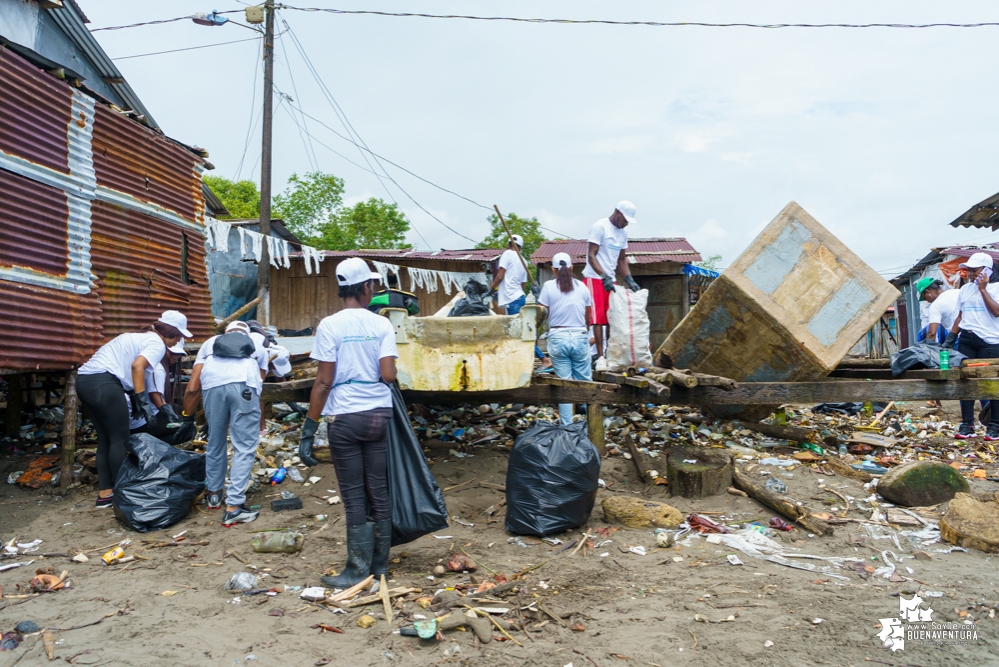 La Asociación de Gestores Ambientales del Pacífico realizó jornada de limpieza de playas en La Bocana en el sector de Changai