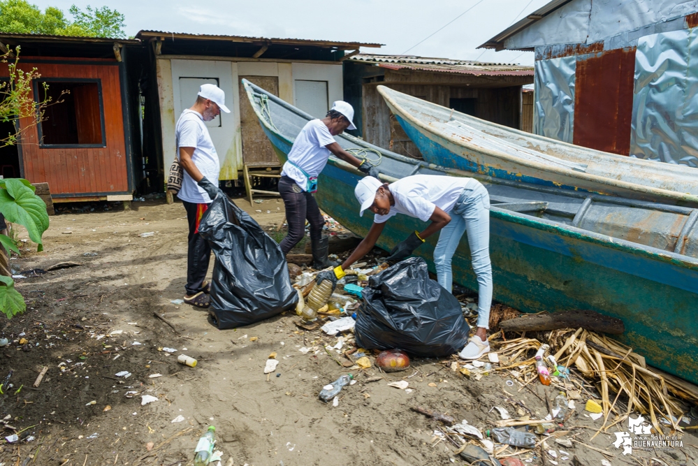 La Asociación de Gestores Ambientales del Pacífico realizó jornada de limpieza de playas en La Bocana en el sector de Changai