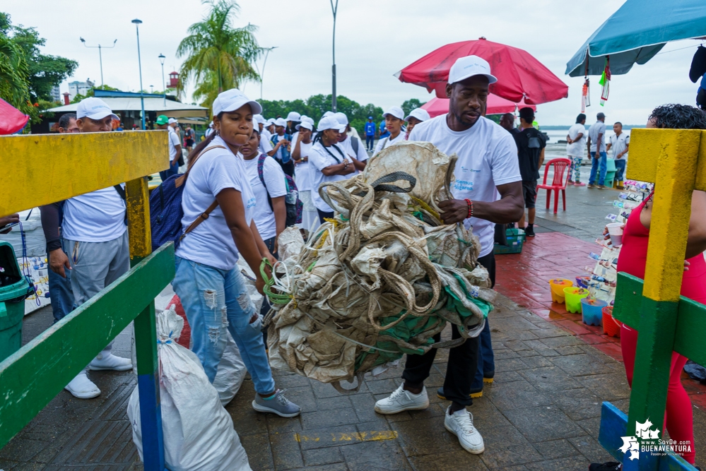 La Asociación de Gestores Ambientales del Pacífico realizó jornada de limpieza de playas en La Bocana en el sector de Changai