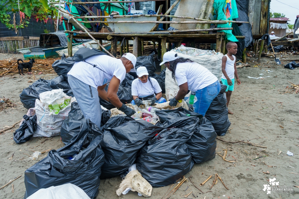 La Asociación de Gestores Ambientales del Pacífico realizó jornada de limpieza de playas en La Bocana en el sector de Changai