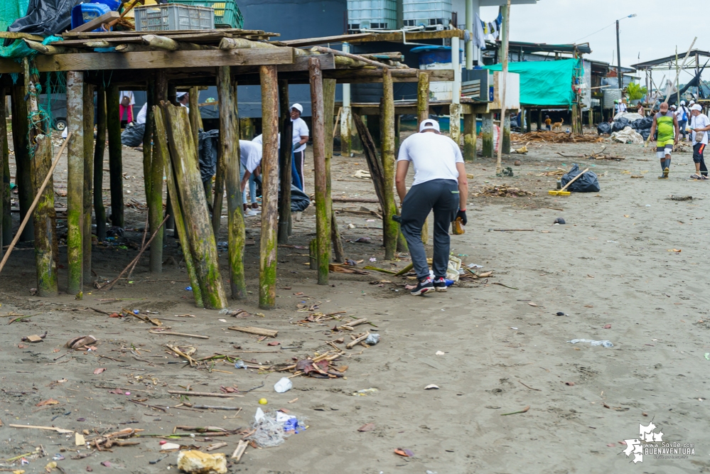 La Asociación de Gestores Ambientales del Pacífico realizó jornada de limpieza de playas en La Bocana en el sector de Changai