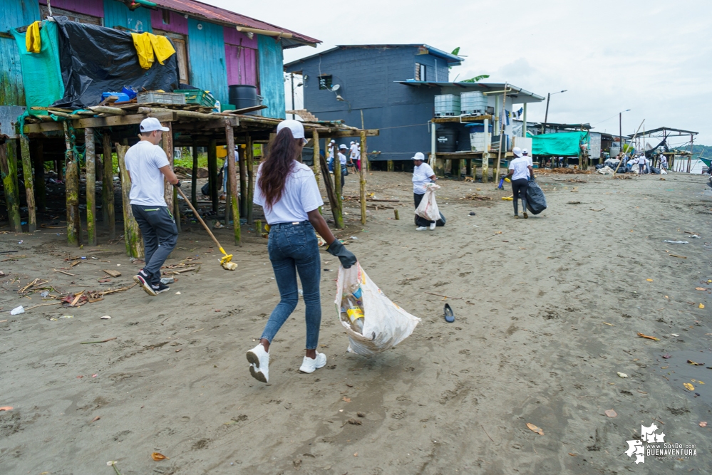 La Asociación de Gestores Ambientales del Pacífico realizó jornada de limpieza de playas en La Bocana en el sector de Changai