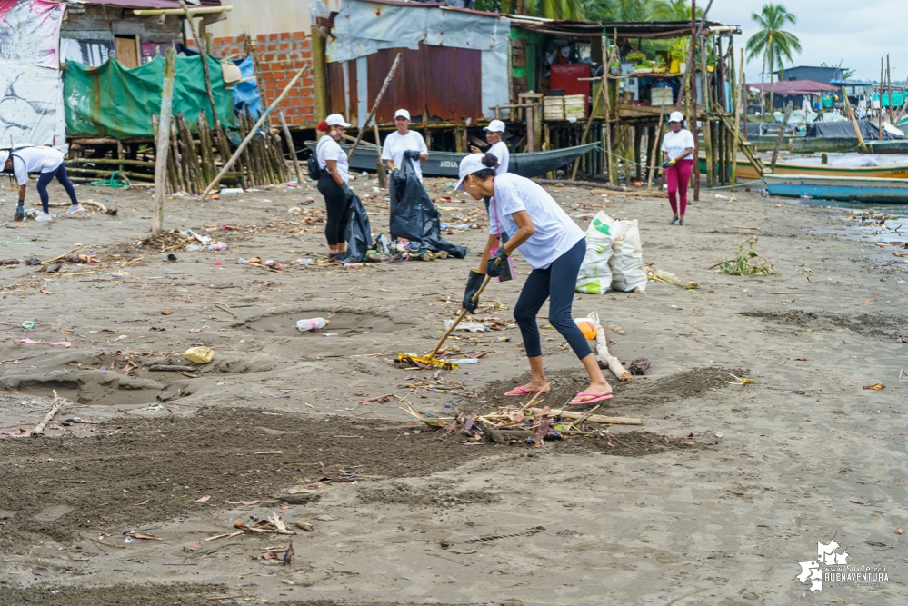 La Asociación de Gestores Ambientales del Pacífico realizó jornada de limpieza de playas en La Bocana en el sector de Changai