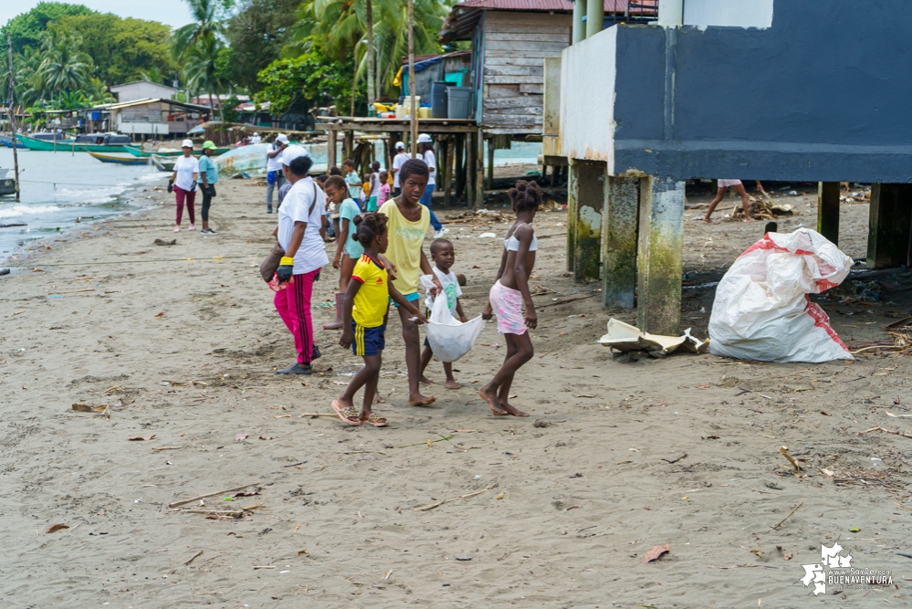 La Asociación de Gestores Ambientales del Pacífico realizó jornada de limpieza de playas en La Bocana en el sector de Changai