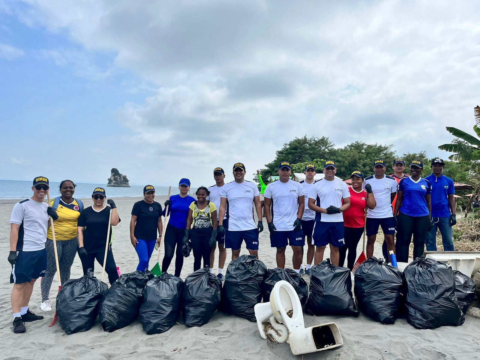 Más de 3 toneladas de residuos sólidos fueron recogidos en jornadas de limpieza de playas en el pacífico colombiano