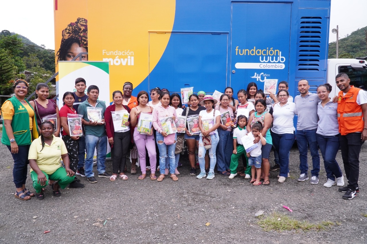 Mujeres de la comunidad indígena de La Delfina en Buenaventura son capacitadas en manejo de finanzas