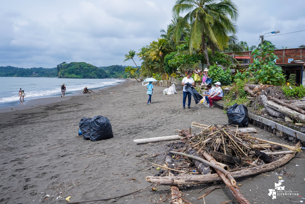 Con la participación de organizaciones de Cali y Buenaventura, Asogesampa y Cempre realizaron jornada de limpieza de playas en el sector de Vista Hermosa en La Bocana