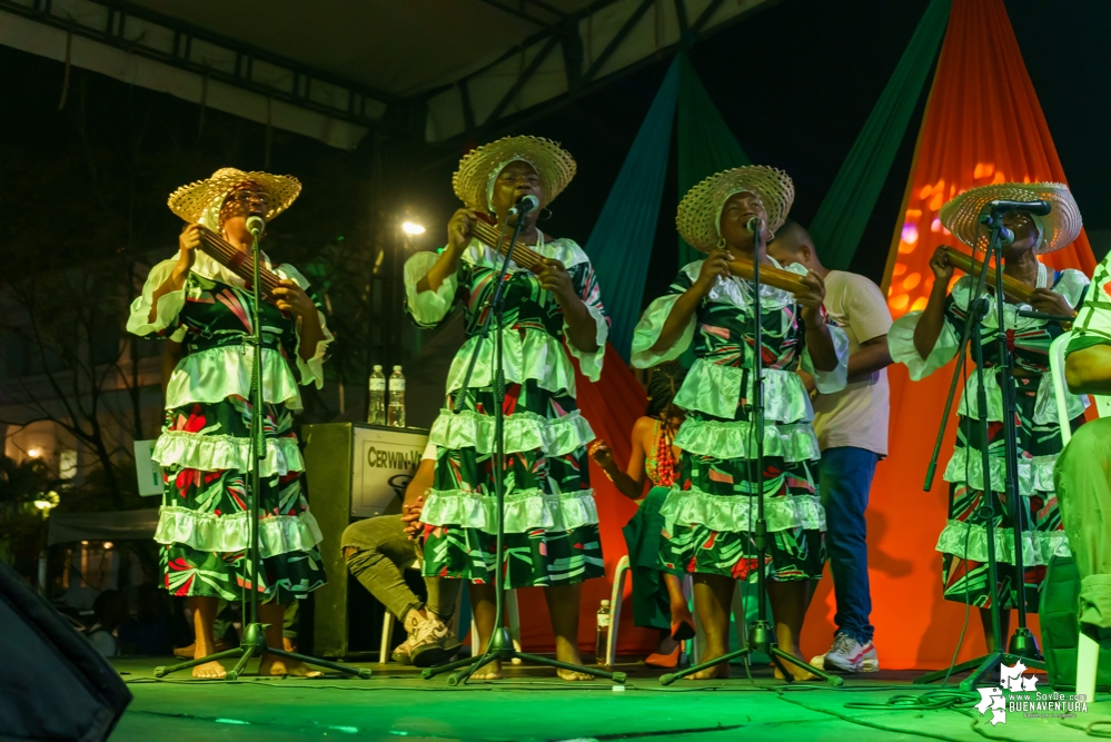 Al son de la música del pacífico y con los pañuelos arriba, inició el XXII Encuentro de Cantadores de Río