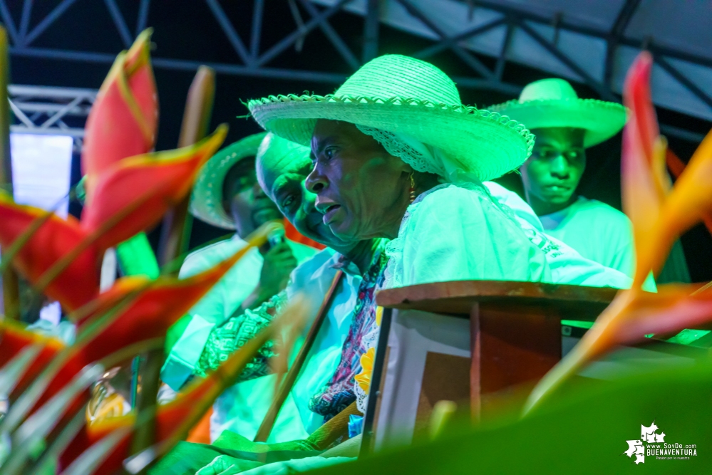 Al son de la música del pacífico y con los pañuelos arriba, inició el XXII Encuentro de Cantadores de Río