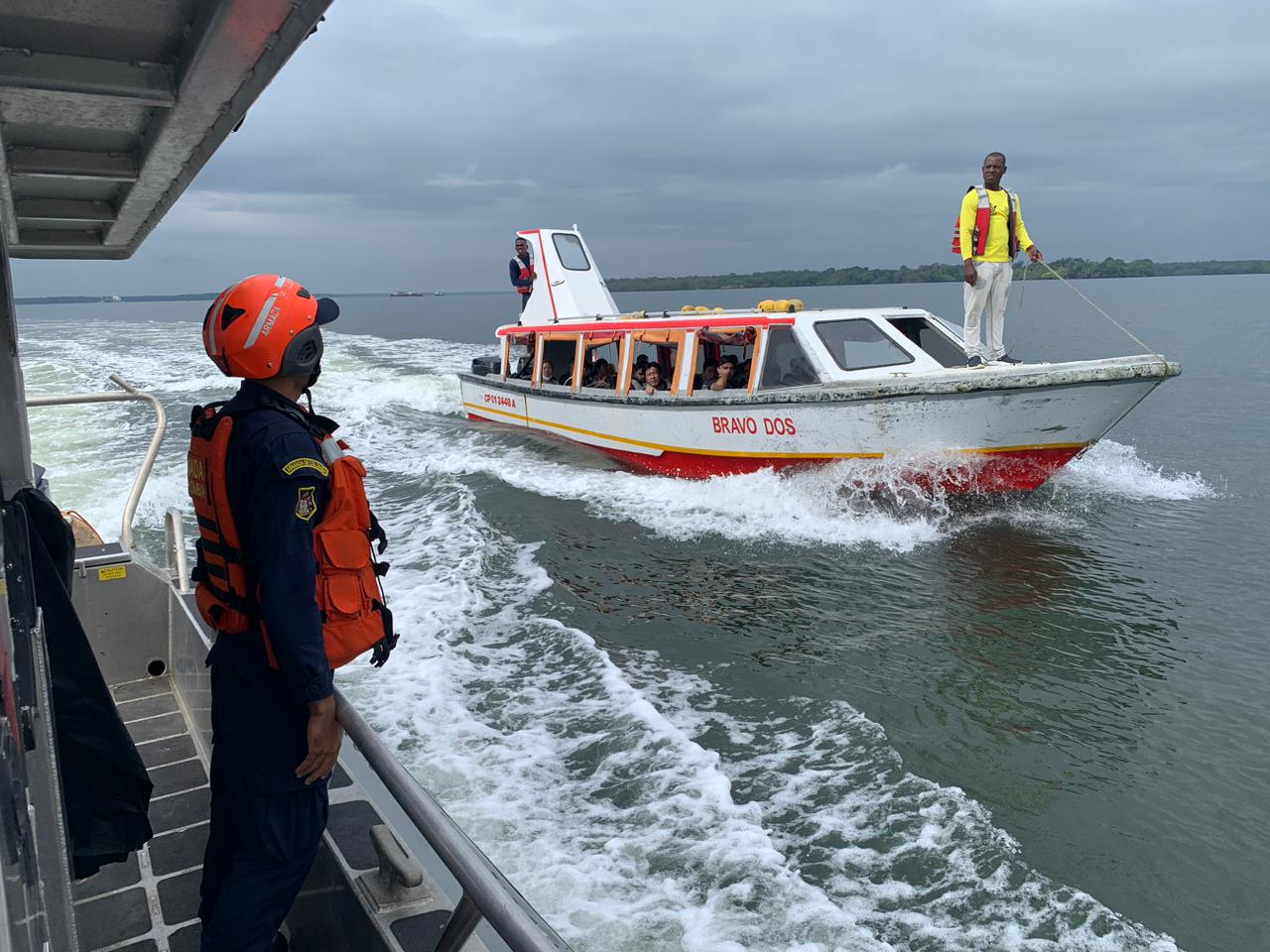 Fue interceptada en la bahía interna de Buenaventura una lancha con 21 migrantes asiáticos 