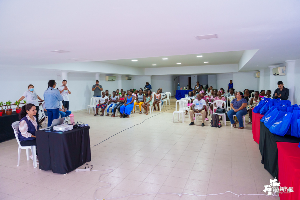 Las Guardianas del Manglar en Buenaventura seguirán recibiendo apoyo de la empresa privada para seguir cuidando los manglares y mejorando su calidad de vida 