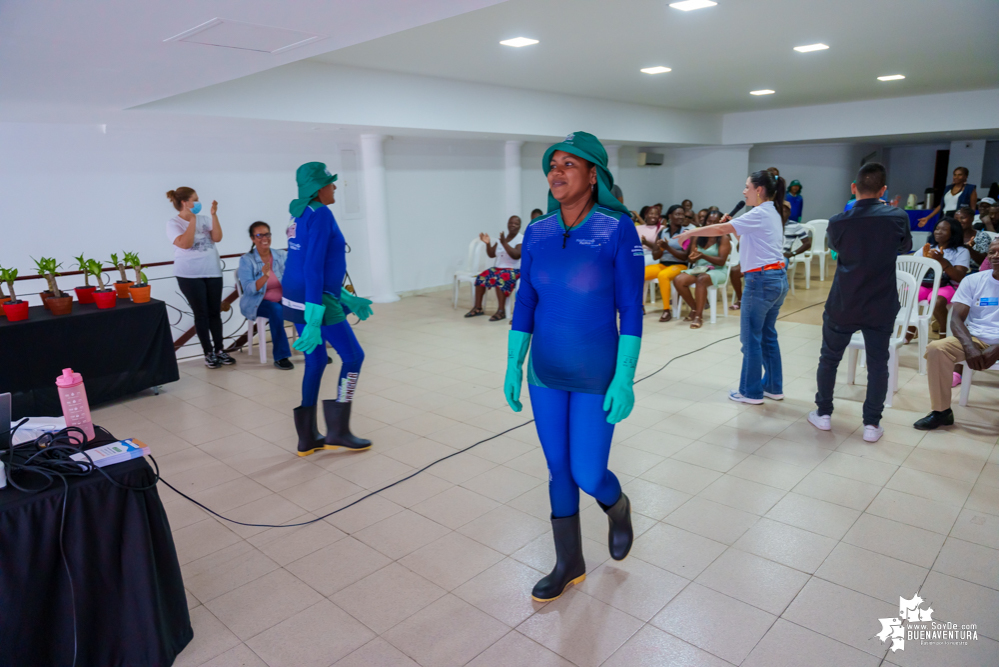 Las Guardianas del Manglar en Buenaventura seguirán recibiendo apoyo de la empresa privada para seguir cuidando los manglares y mejorando su calidad de vida 