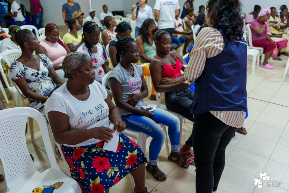 Las Guardianas del Manglar en Buenaventura seguirán recibiendo apoyo de la empresa privada para seguir cuidando los manglares y mejorando su calidad de vida 