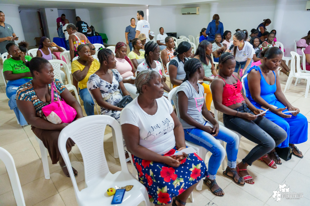 Las Guardianas del Manglar en Buenaventura seguirán recibiendo apoyo de la empresa privada para seguir cuidando los manglares y mejorando su calidad de vida 