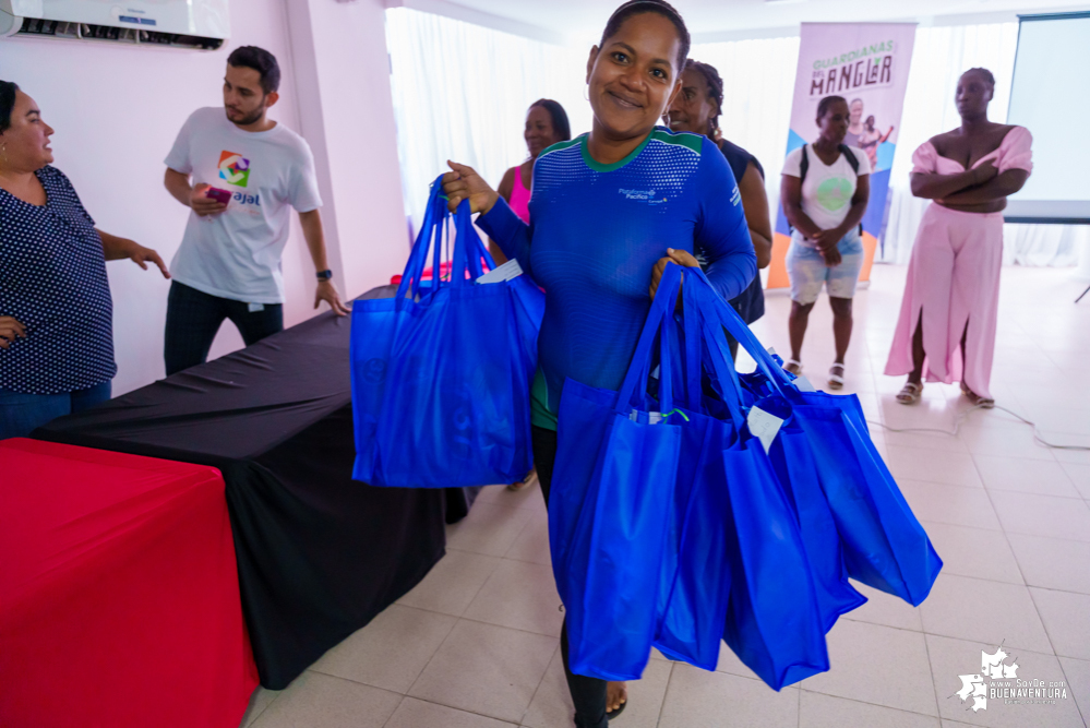 Las Guardianas del Manglar en Buenaventura seguirán recibiendo apoyo de la empresa privada para seguir cuidando los manglares y mejorando su calidad de vida 