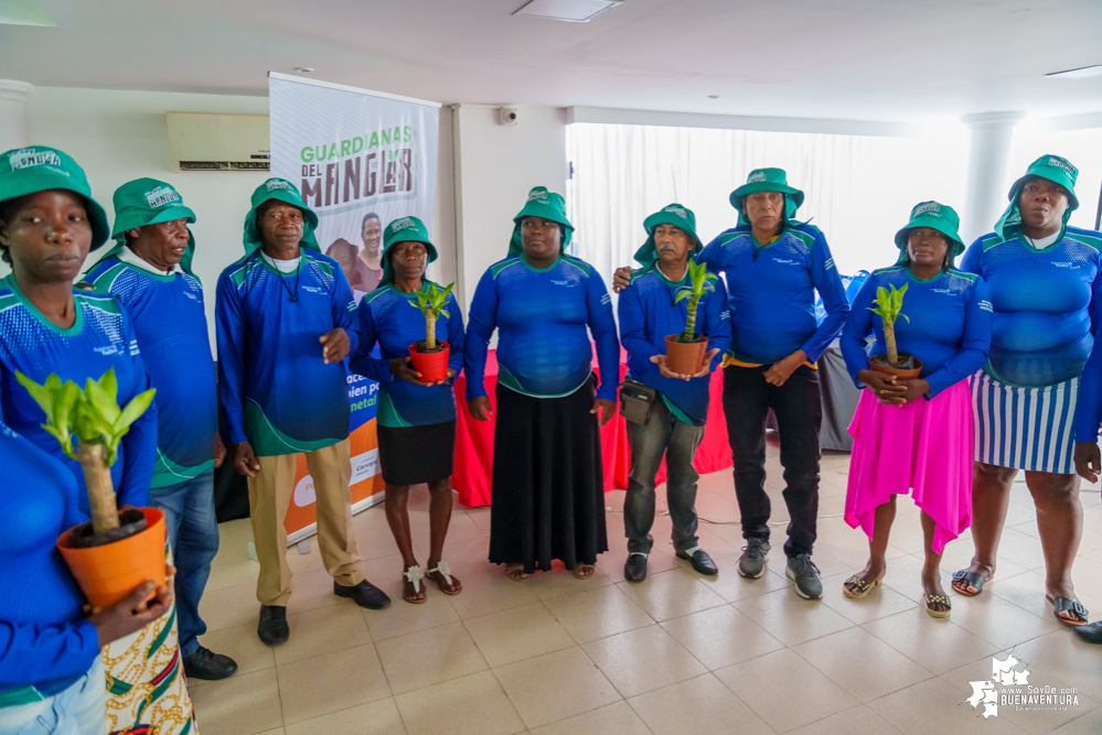 Las Guardianas del Manglar en Buenaventura seguirán recibiendo apoyo de la empresa privada para seguir cuidando los manglares y mejorando su calidad de vida 