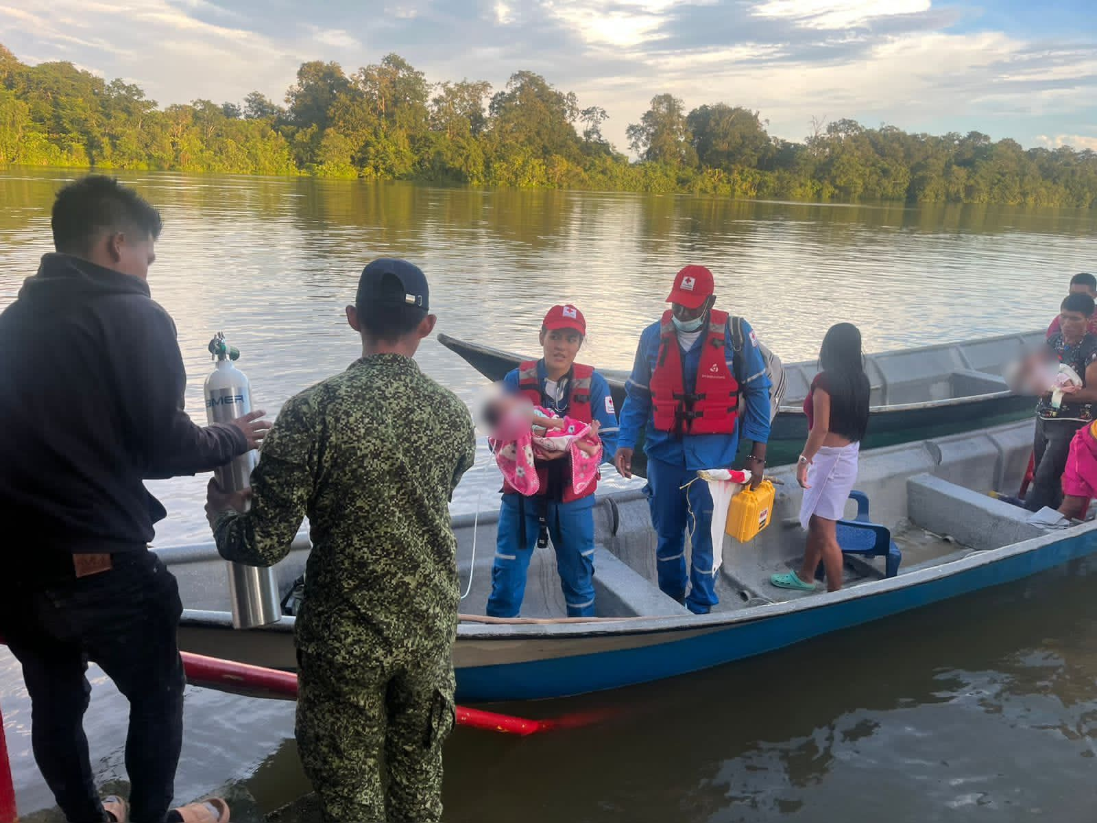 La Fuerza Pública apoyó el traslado de tres bebés indígenas en el Chocó para salvarles la vida