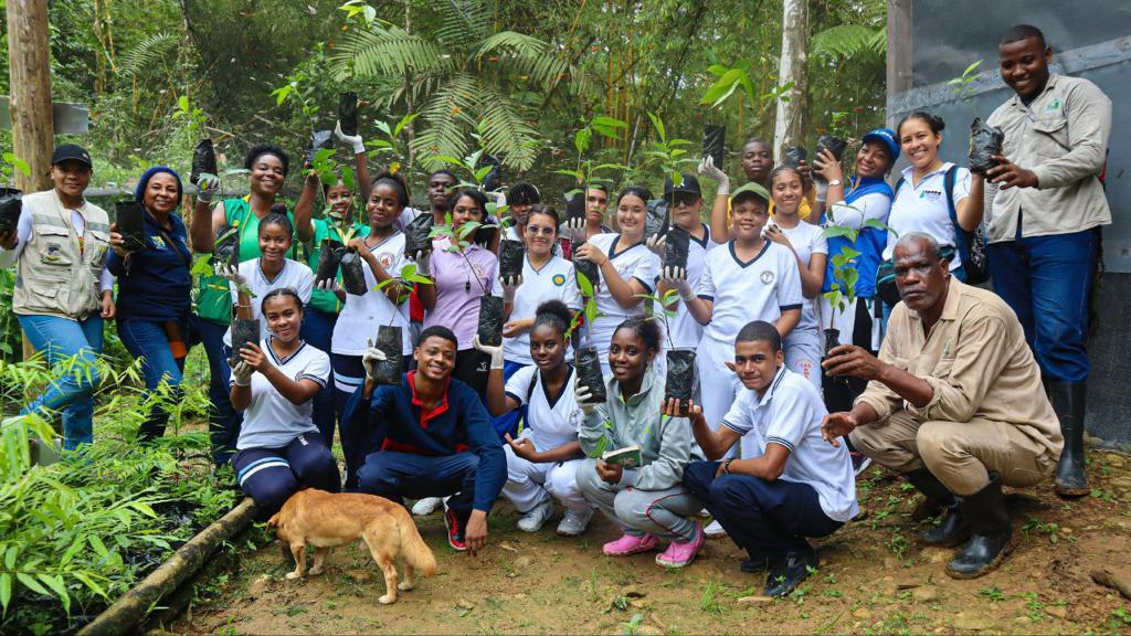 Más de 30 estudiantes de colegios públicos y privados participan en Campaña Ambiental Siembratón