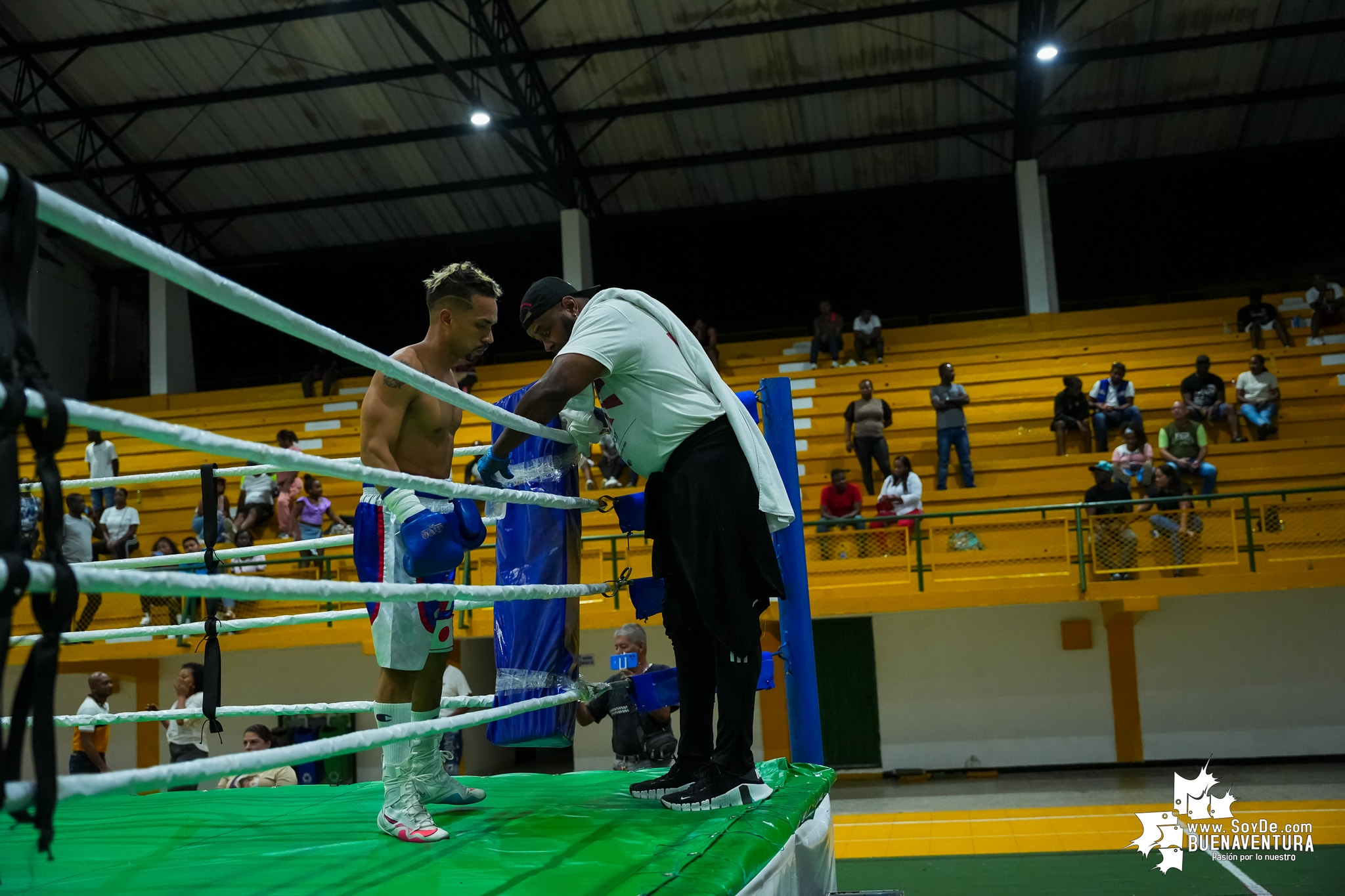Buenaventura disfrutó la velada de boxeo nacional e internacional