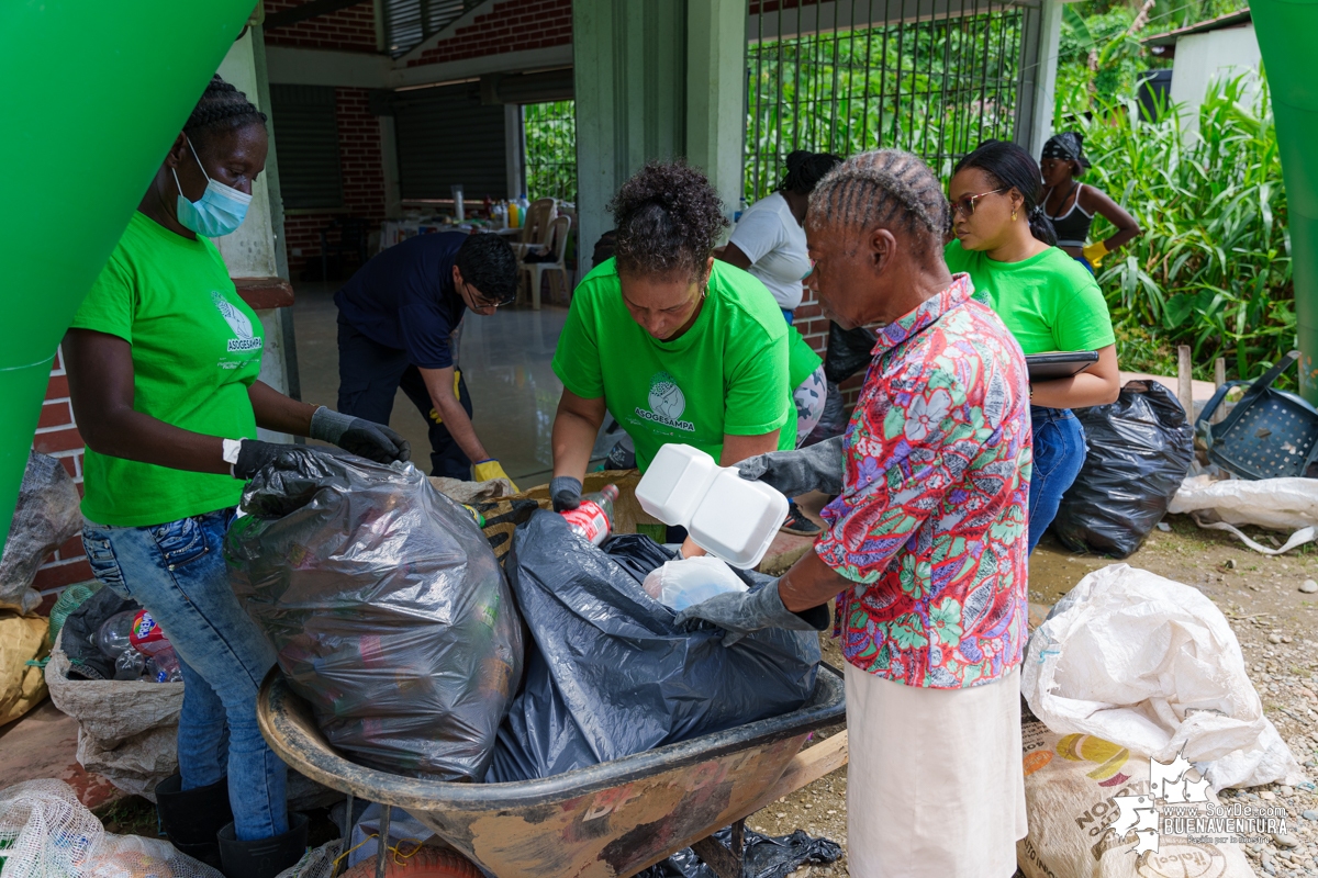 La comunidad de Calle Larga en Zacarías, realizó reciclatón de la mano de Asogesampa