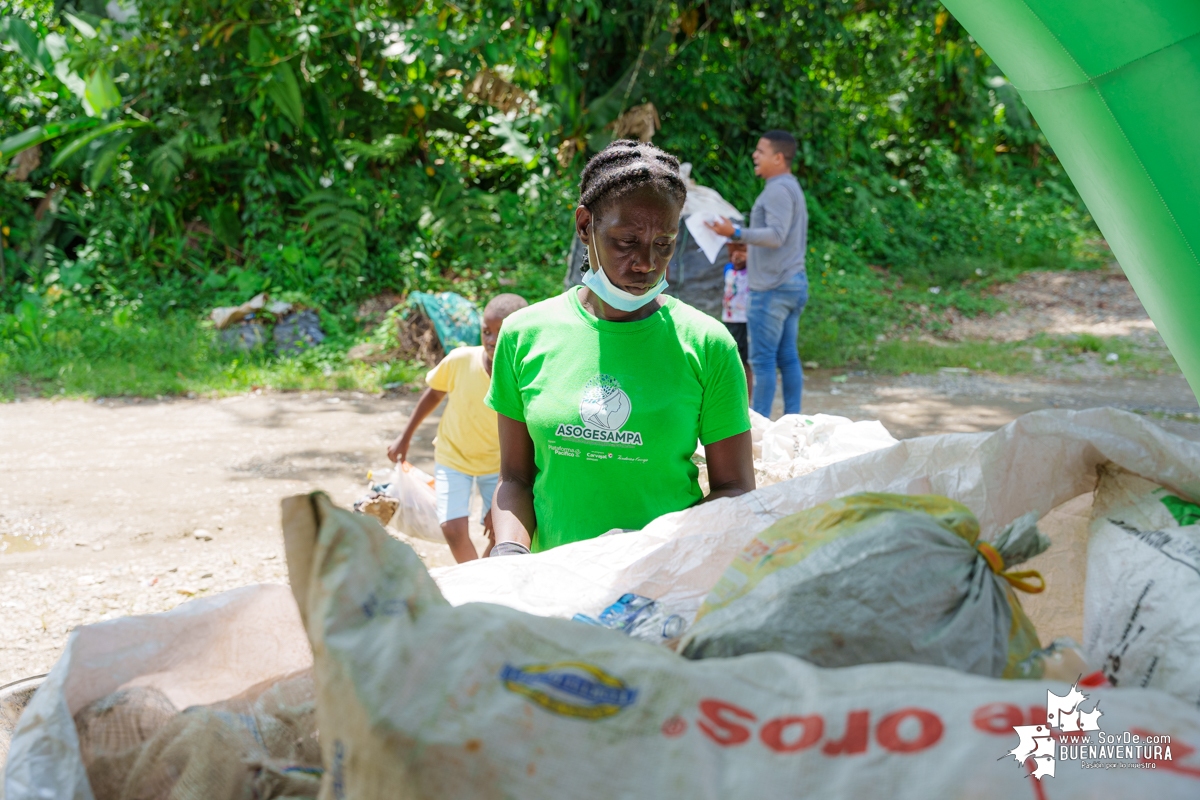 La comunidad de Calle Larga en Zacarías, realizó reciclatón de la mano de Asogesampa