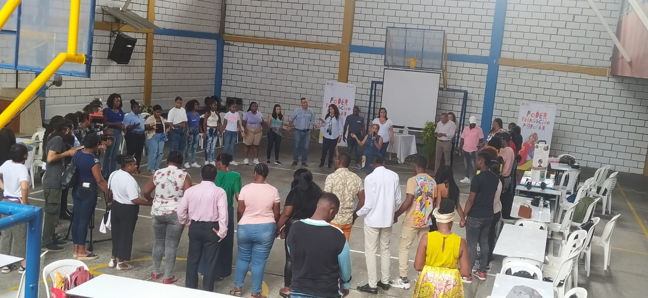 Funcionarios del Ministerio de Educación adelantan encuentro con miembros del sector educativo en Buenaventura