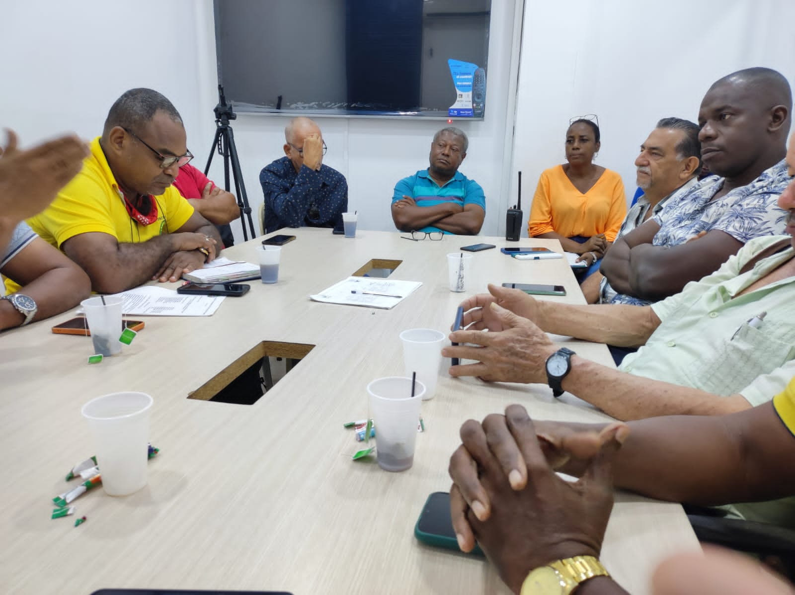 El Secretario de Tránsito se reunió con representantes del gremio transportador de servicio público para revisar medida de pico y placa y tarifas de pasajes en Buenaventura