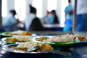 Funcionarias de la Unidad de Alimentos Para Aprender revisan en terreno la prestación del servicio del PAE en Buenaventura 