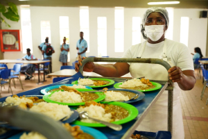 Funcionarias de la Unidad de Alimentos Para Aprender revisan en terreno la prestación del servicio del PAE en Buenaventura 