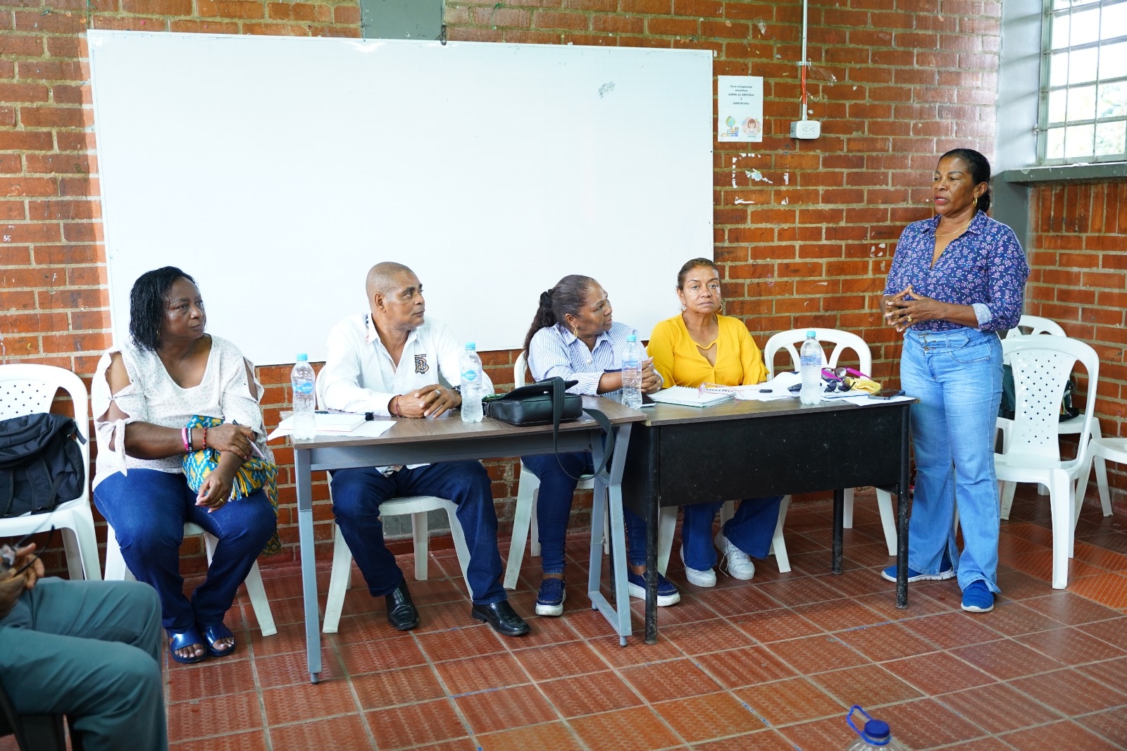 En la IE Jorge Eliécer Gaitán en Zaragoza, los estudiantes ya cuentan con transporte escolar, luego de reunión con la Secretaria de Etnoeducación de Buenaventura