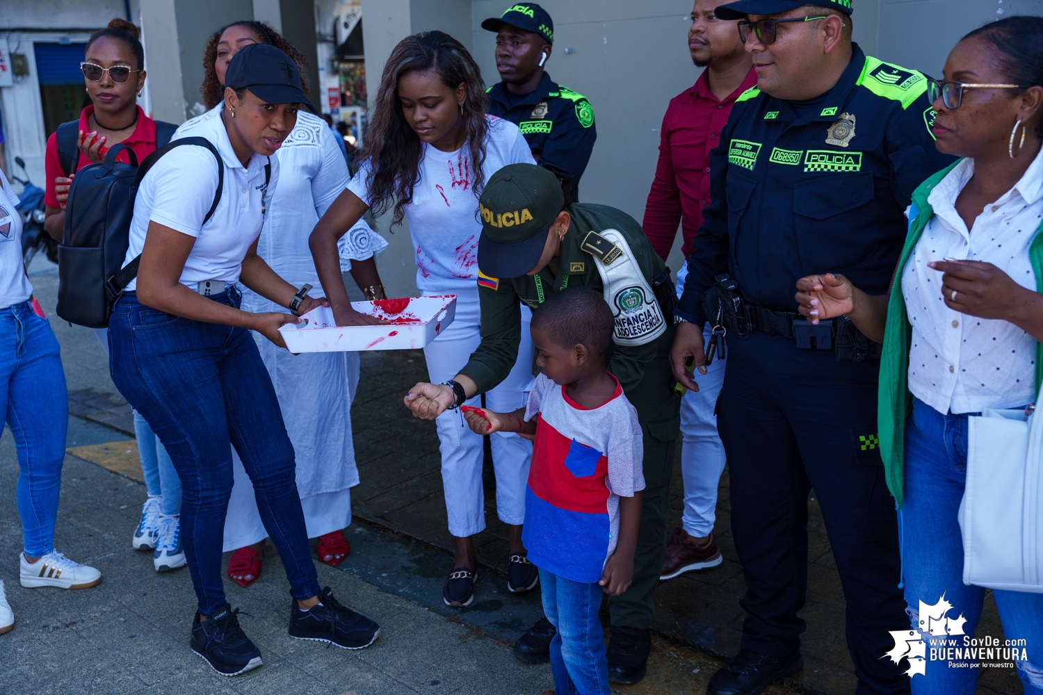 Se conmemoró en Buenaventura el Día Internacional de las Manos Rojas contra el reclutamiento de menores de edad para la guerra