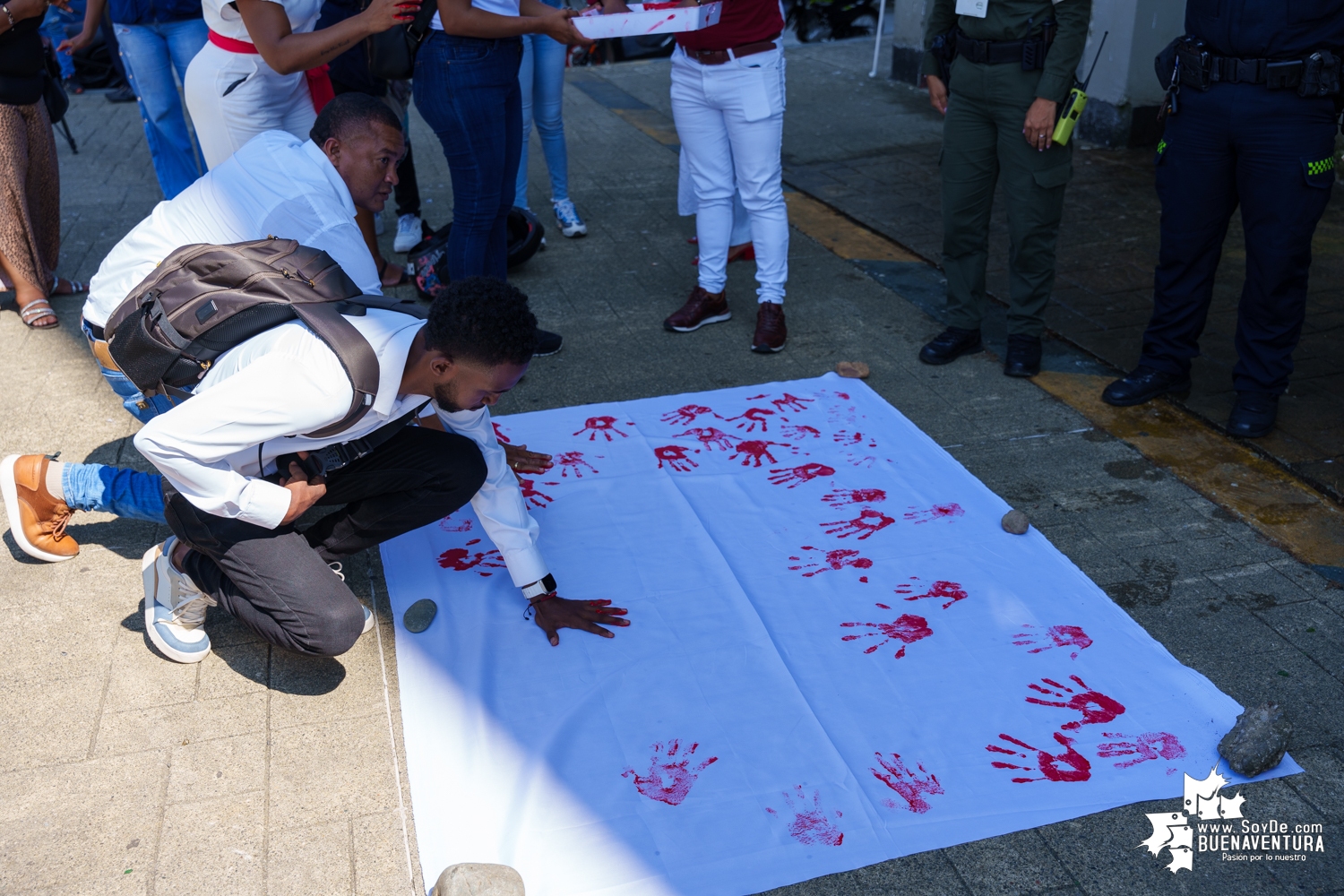 Se conmemoró en Buenaventura el Día Internacional de las Manos Rojas contra el reclutamiento de menores de edad para la guerra