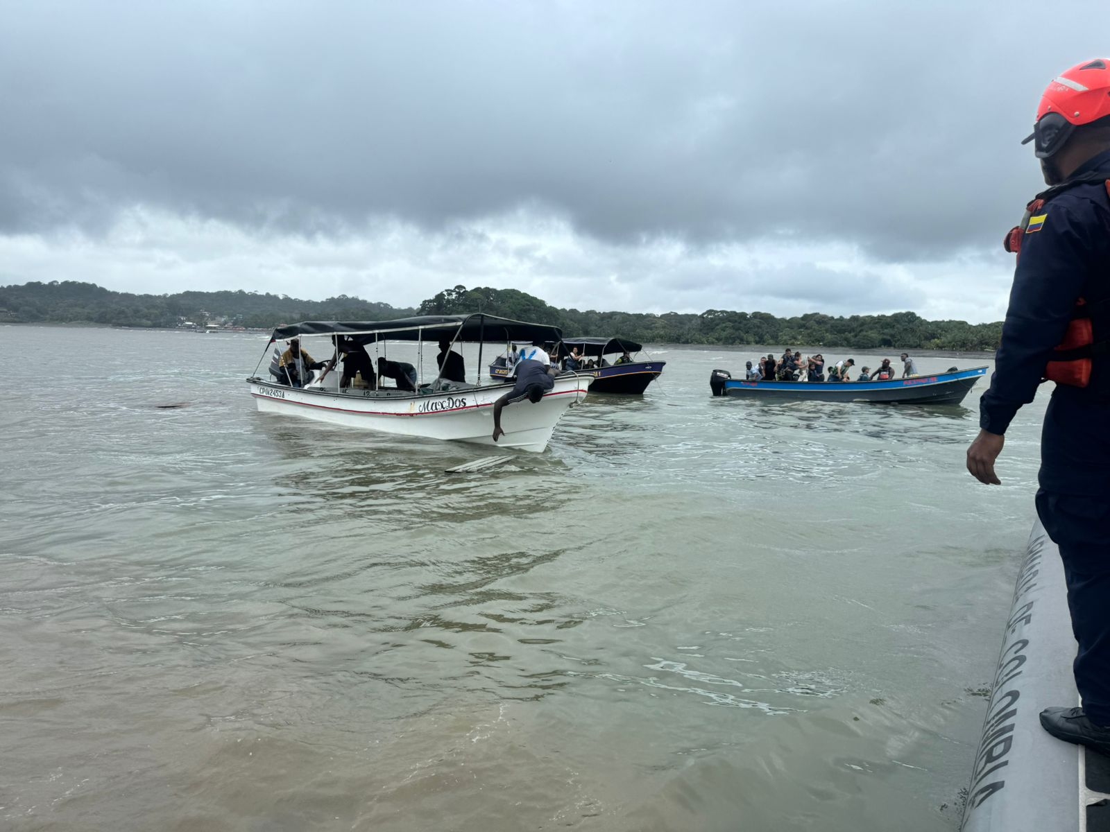 La Armada de Colombia atendió emergencia en frente a Vista Hermosa y Piangüita en Buenaventura