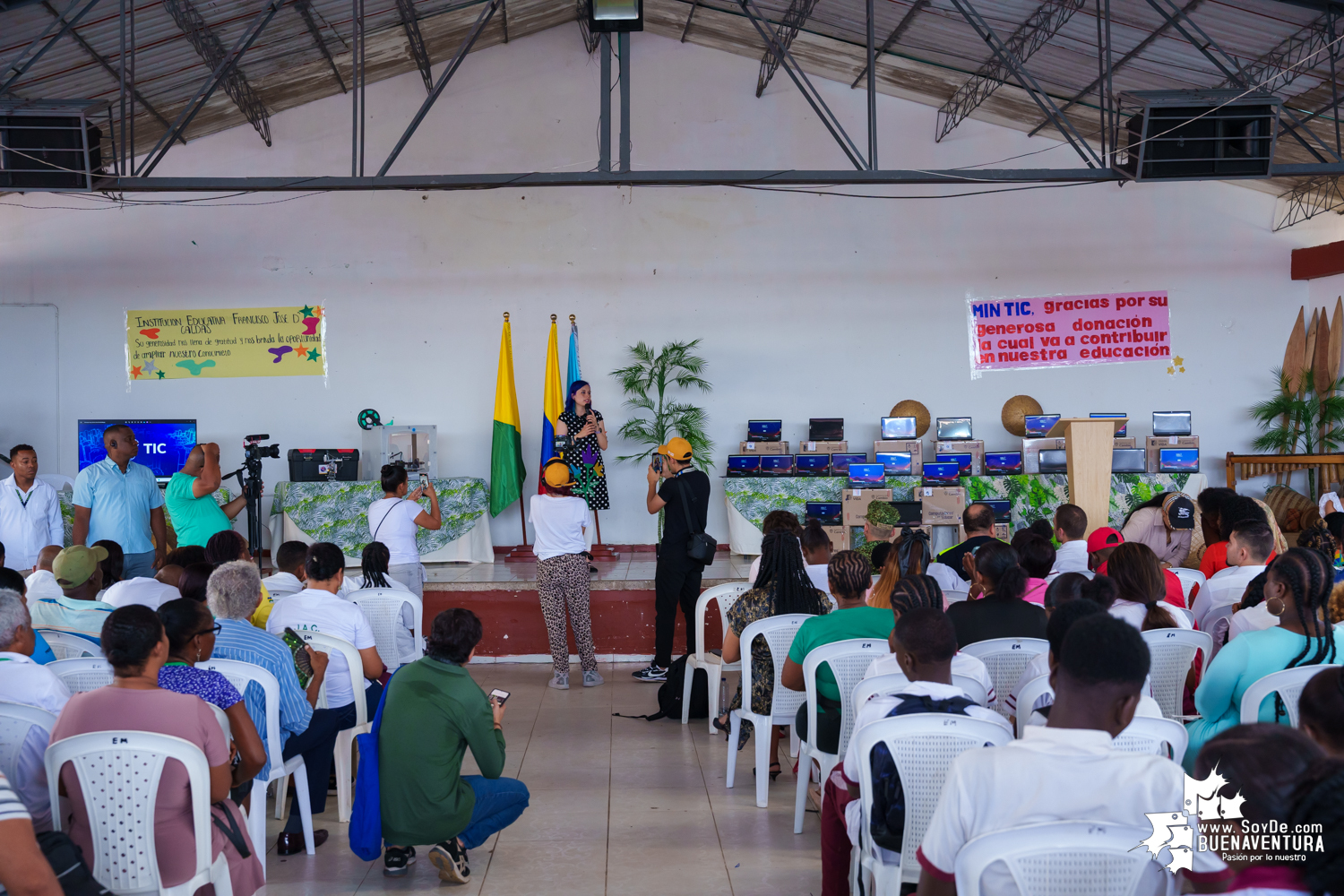 Estudiantes de 4 instituciones educativas de Buenaventura fueron beneficiados con la entrega de 668 computadores por parte del Ministerio de las TIC