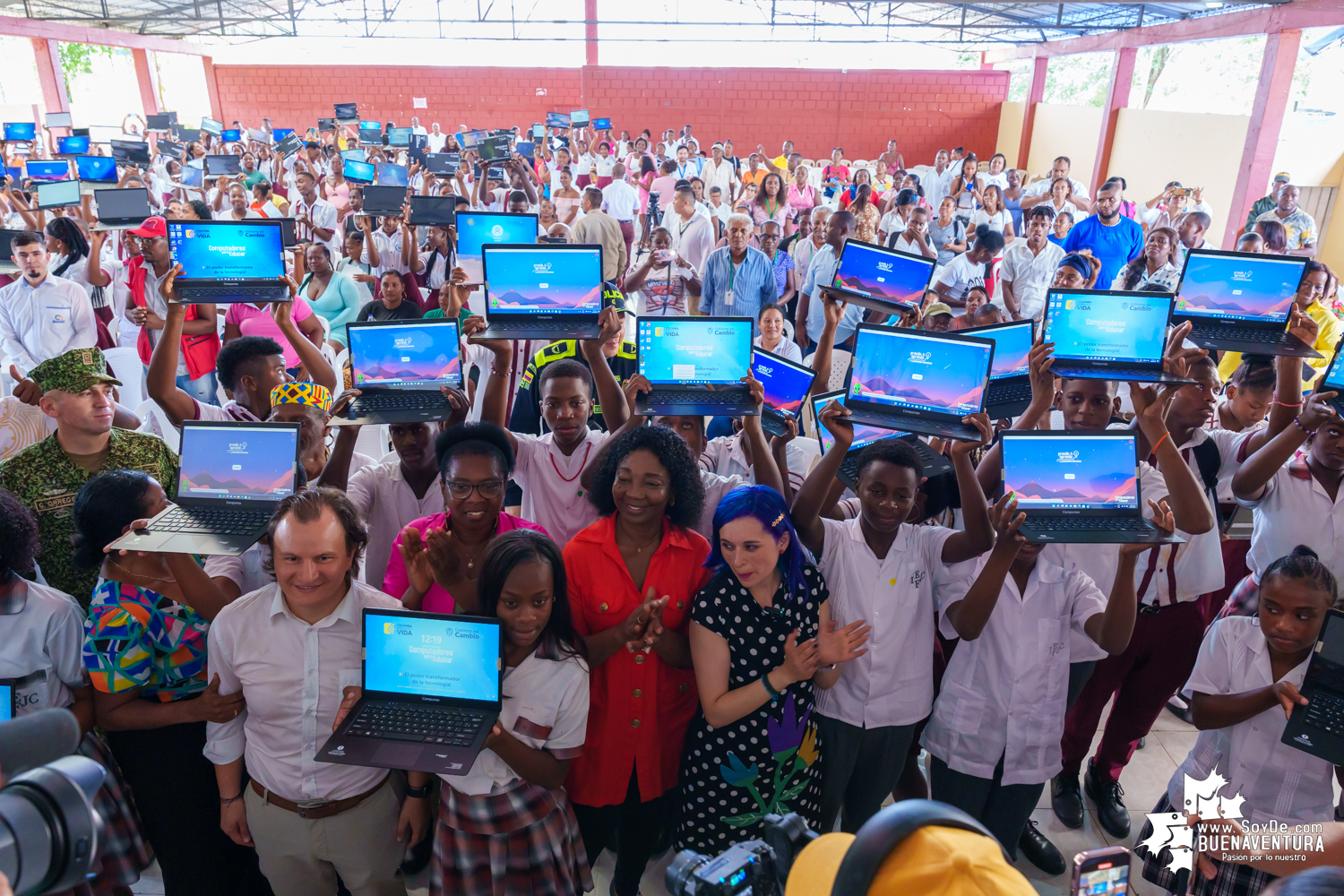 Estudiantes de 4 instituciones educativas de Buenaventura fueron beneficiados con la entrega de 668 computadores por parte del Ministerio de las TIC