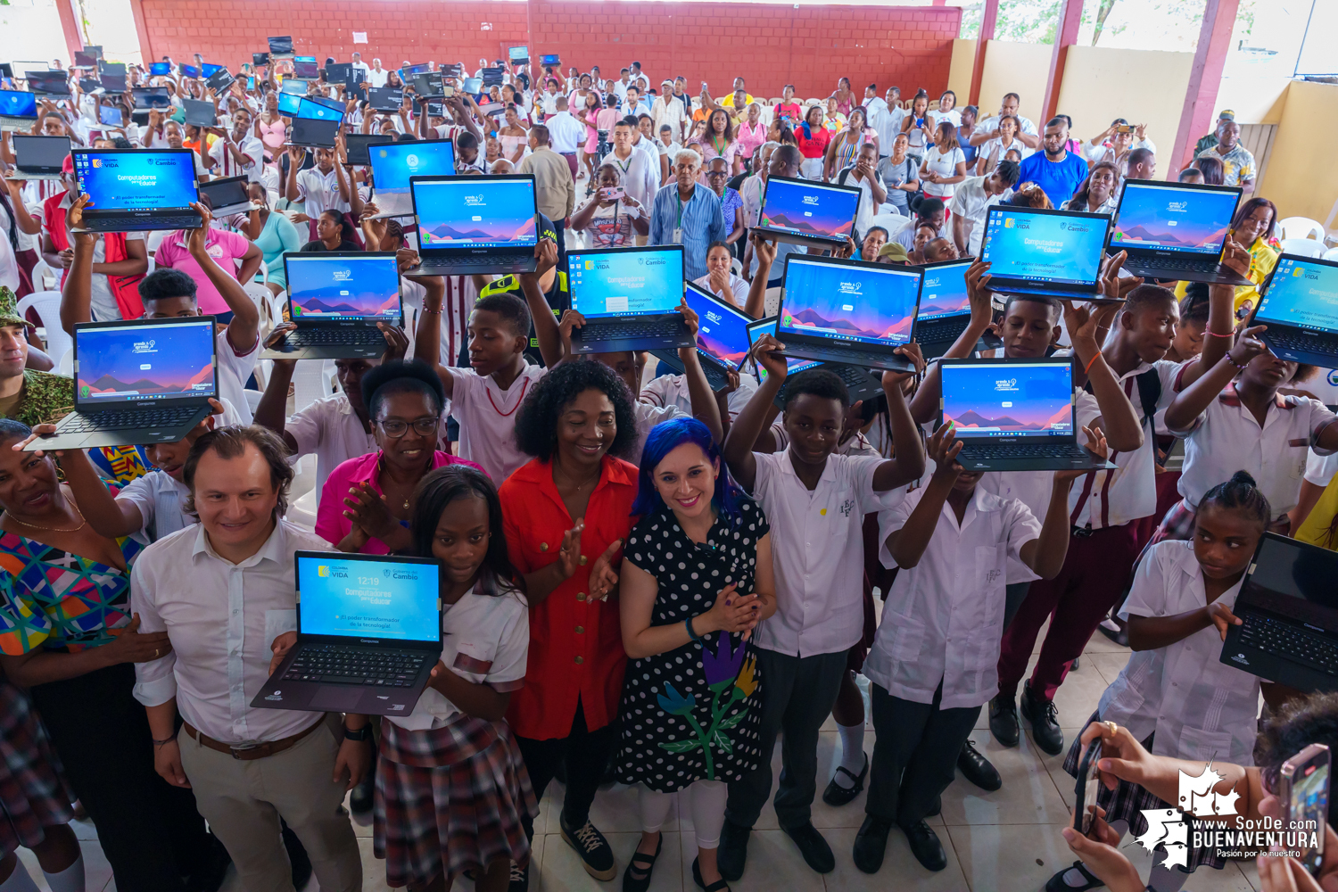 Estudiantes de 4 instituciones educativas de Buenaventura fueron beneficiados con la entrega de 668 computadores por parte del Ministerio de las TIC