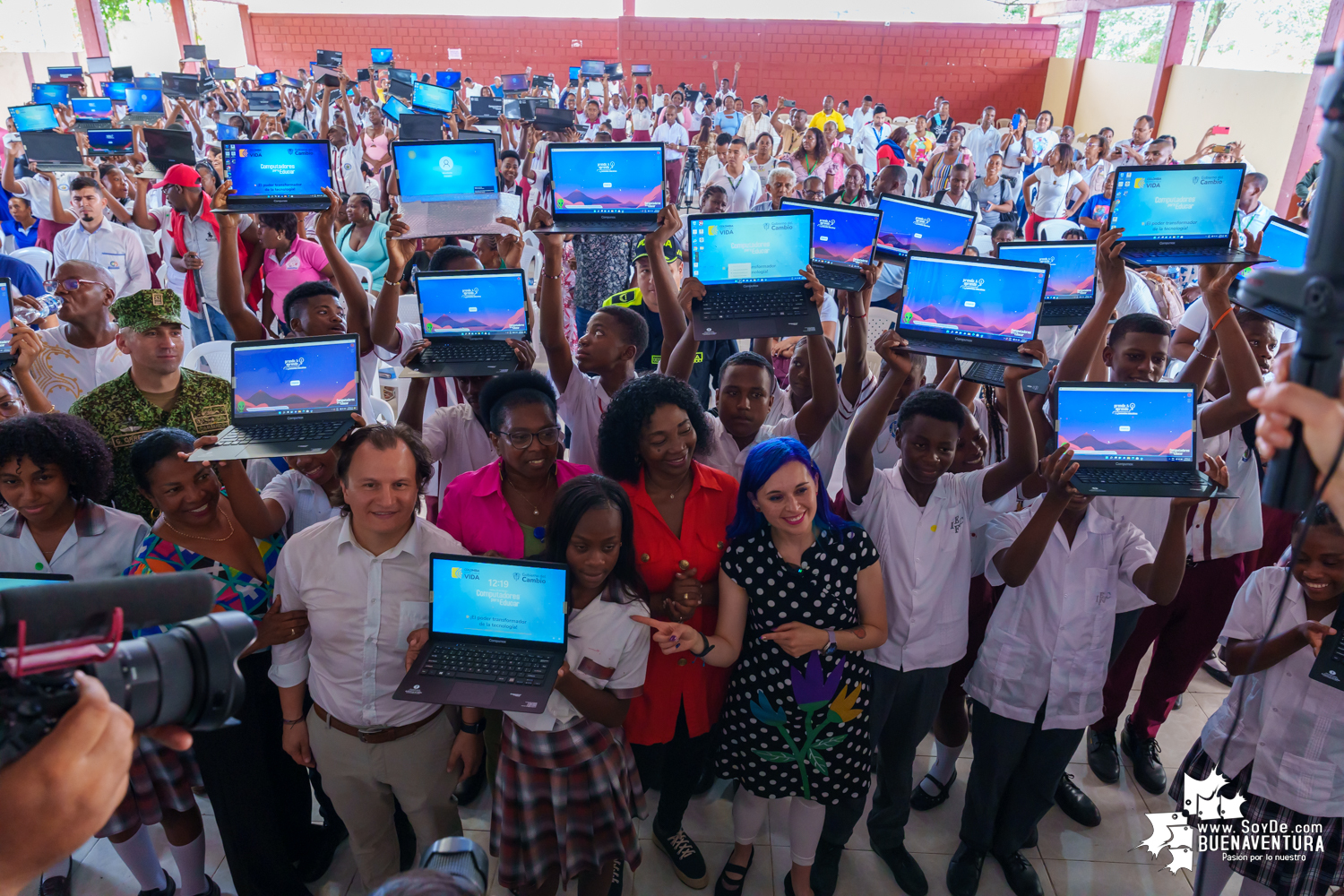 Estudiantes de 4 instituciones educativas de Buenaventura fueron beneficiados con la entrega de 668 computadores por parte del Ministerio de las TIC