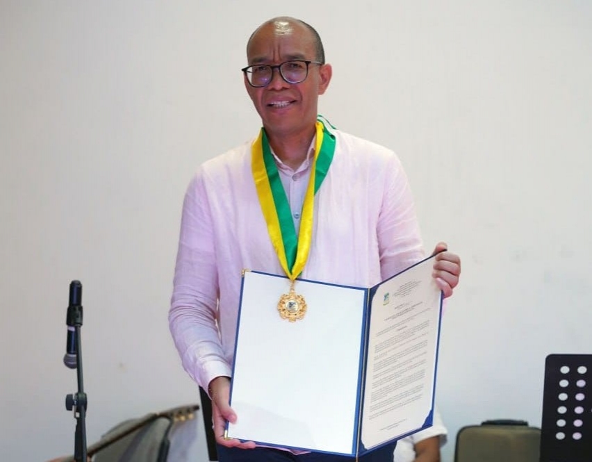 Gerson Chaverra Castro, presidente de la Corte Suprema de Justicia, recibió la medalla Gerardo Valencia Cano de la Alcaldía Distrital de Buenaventura