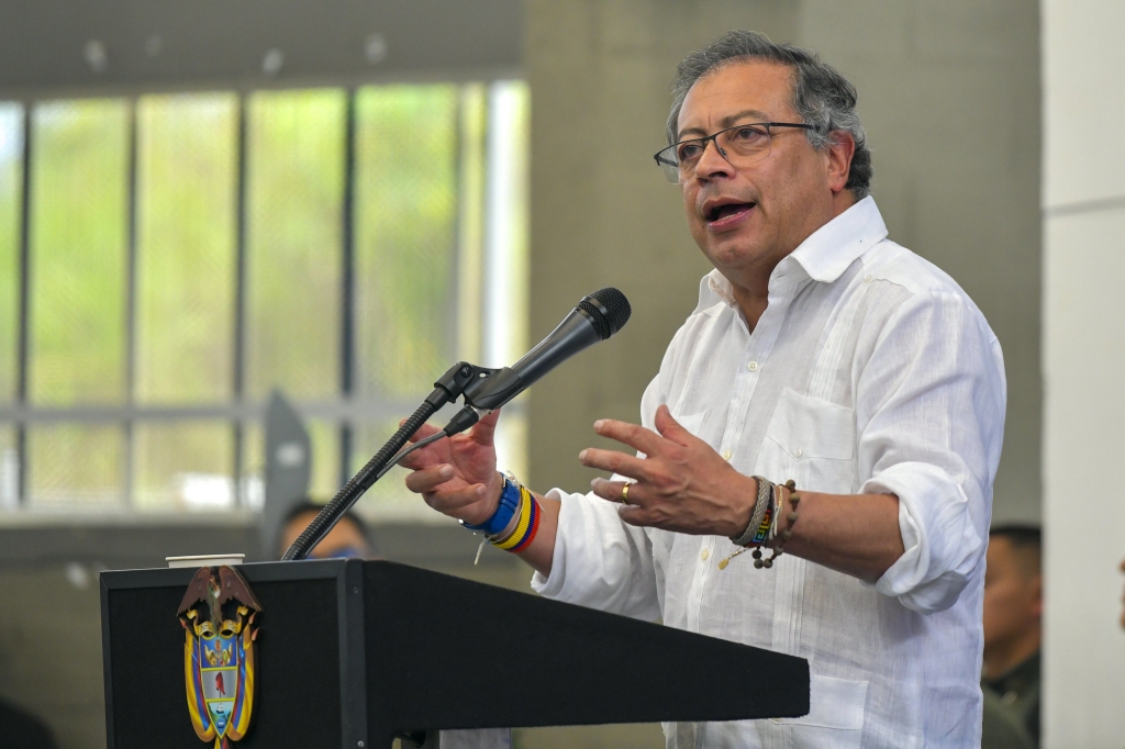 "Ese pedazo de muelle que revierte a la nación debe ser para los pescadores tradicionales de Buenaventura": presidente Gustavo Petro