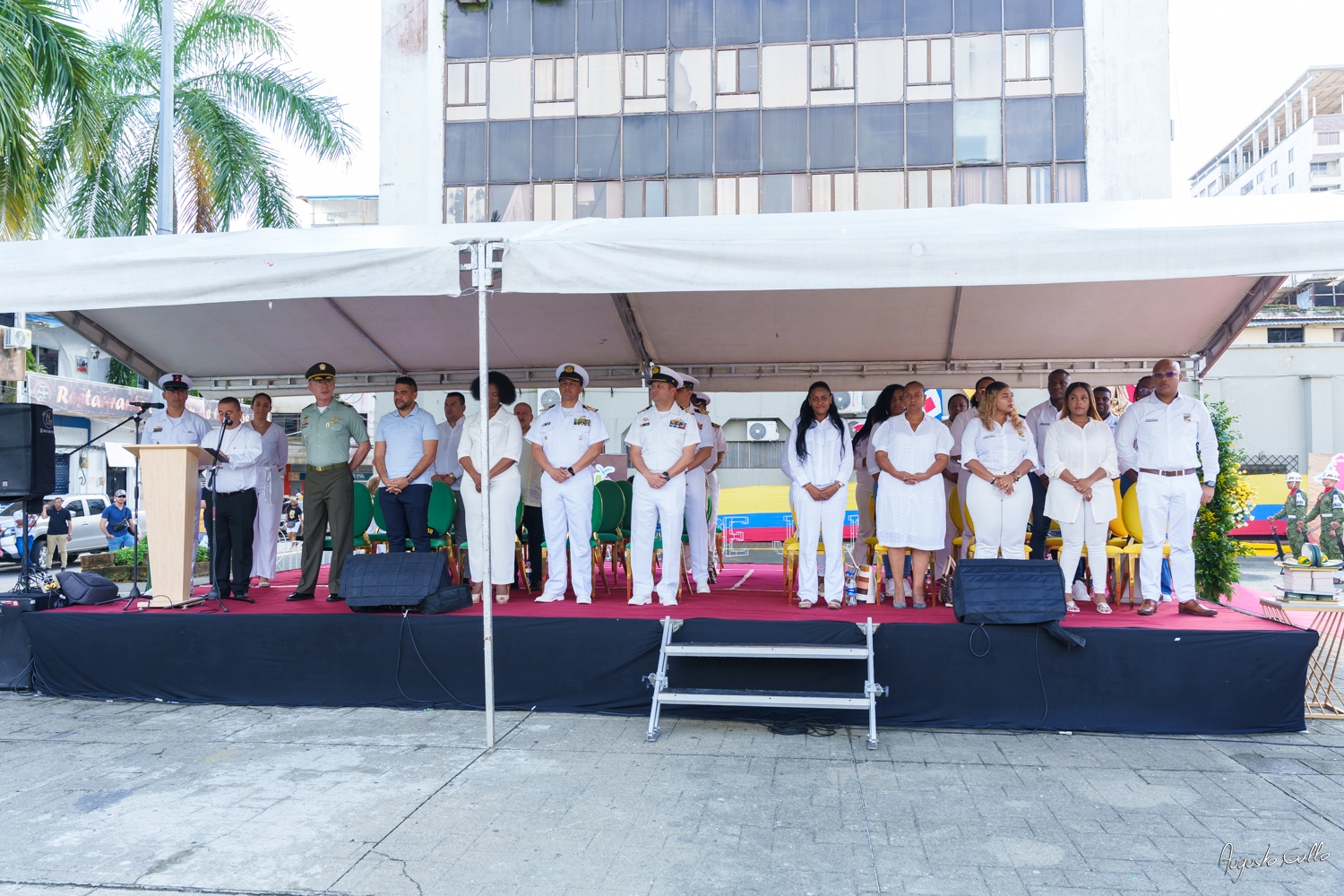 Medallas Pascual de Andagoya y José Prudencio Padilla entregó la Alcaldesa Distrital de Buenaventura durante el desfile del 20 de julio de 2024