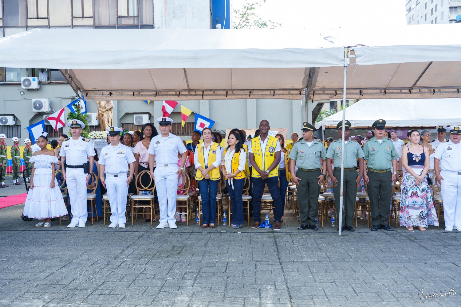 Medallas Pascual de Andagoya y José Prudencio Padilla entregó la Alcaldesa Distrital de Buenaventura durante el desfile del 20 de julio de 2024