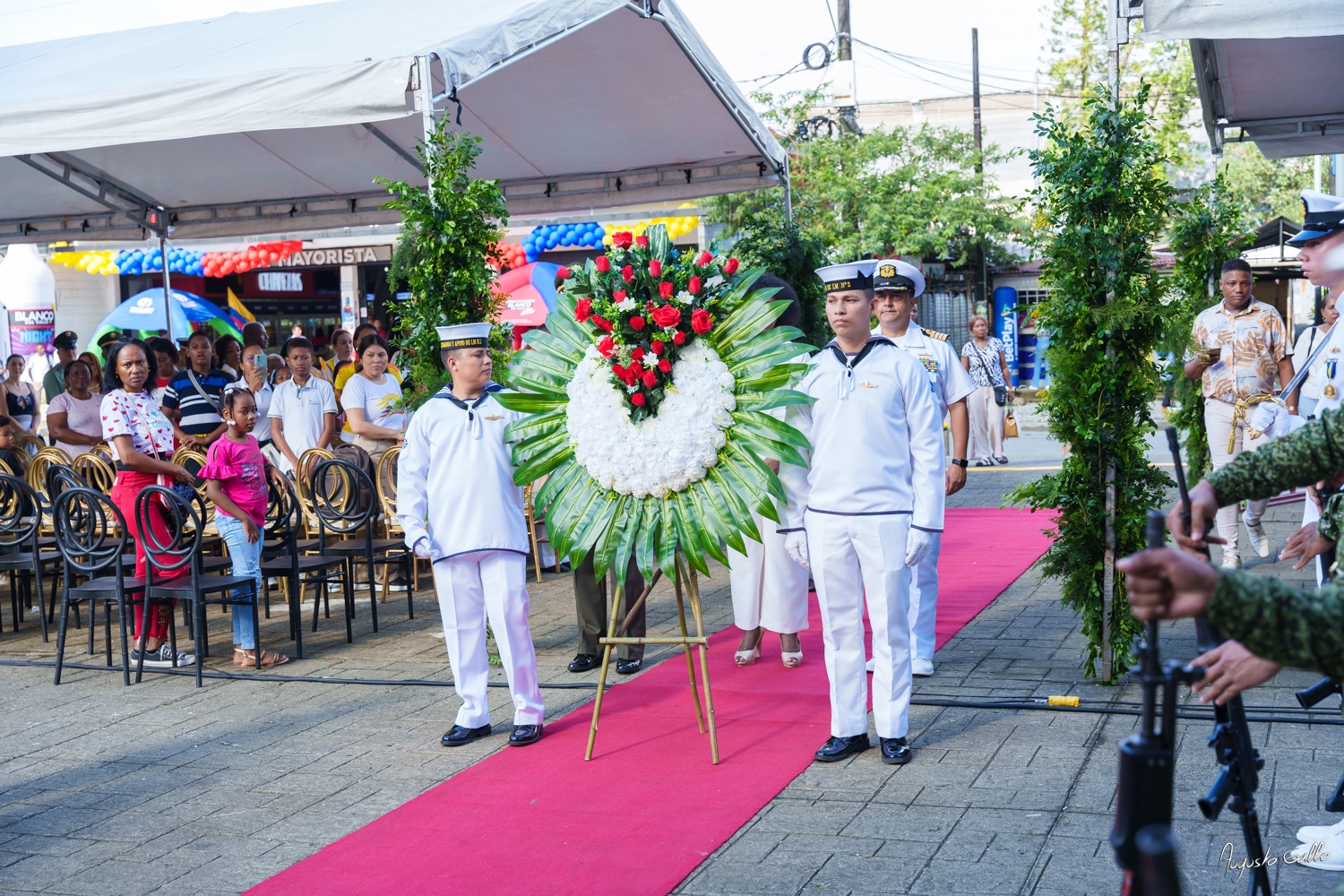 Medallas Pascual de Andagoya y José Prudencio Padilla entregó la Alcaldesa Distrital de Buenaventura durante el desfile del 20 de julio de 2024