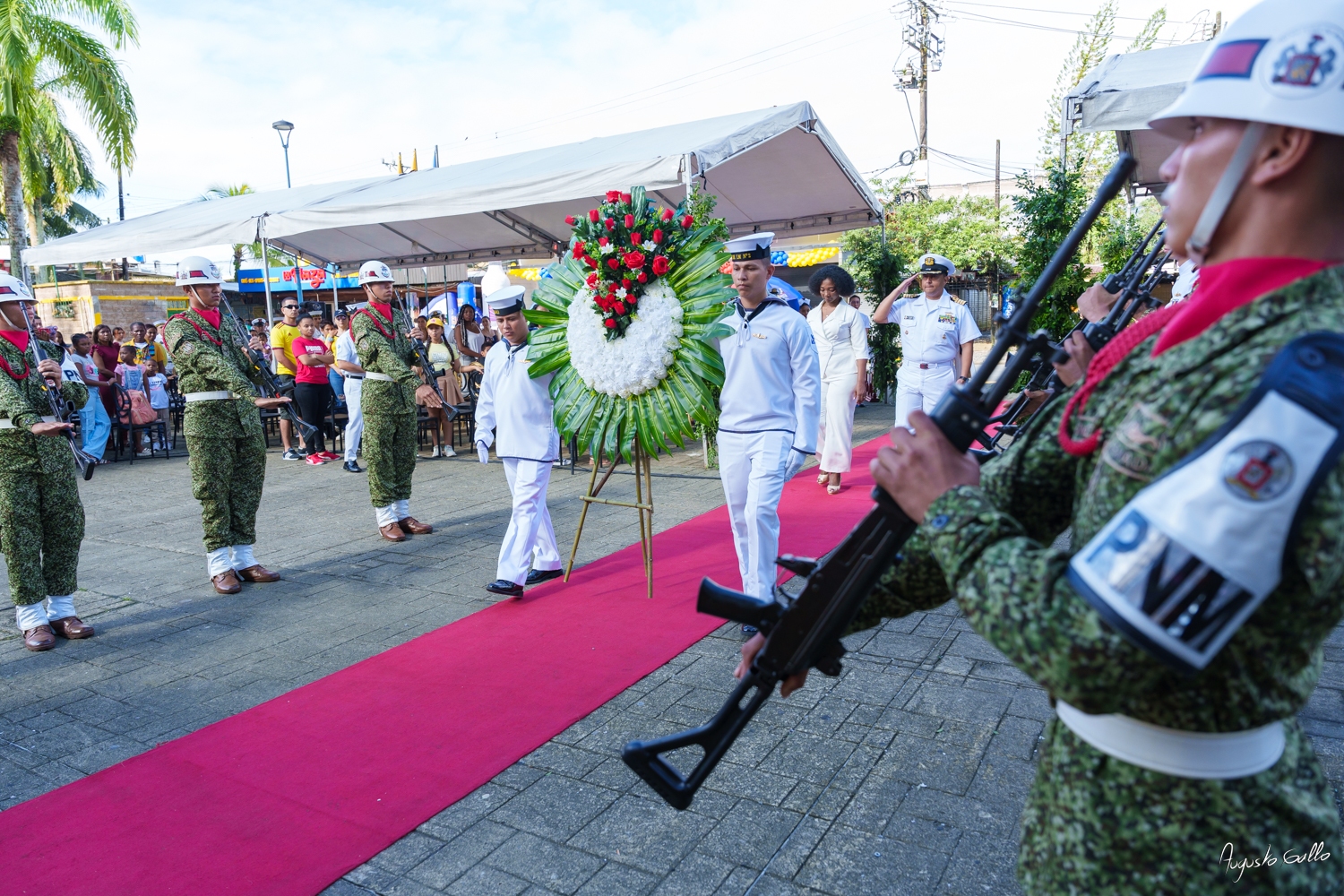 Medallas Pascual de Andagoya y José Prudencio Padilla entregó la Alcaldesa Distrital de Buenaventura durante el desfile del 20 de julio de 2024