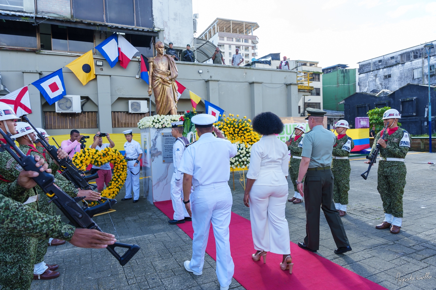 Medallas Pascual de Andagoya y José Prudencio Padilla entregó la Alcaldesa Distrital de Buenaventura durante el desfile del 20 de julio de 2024