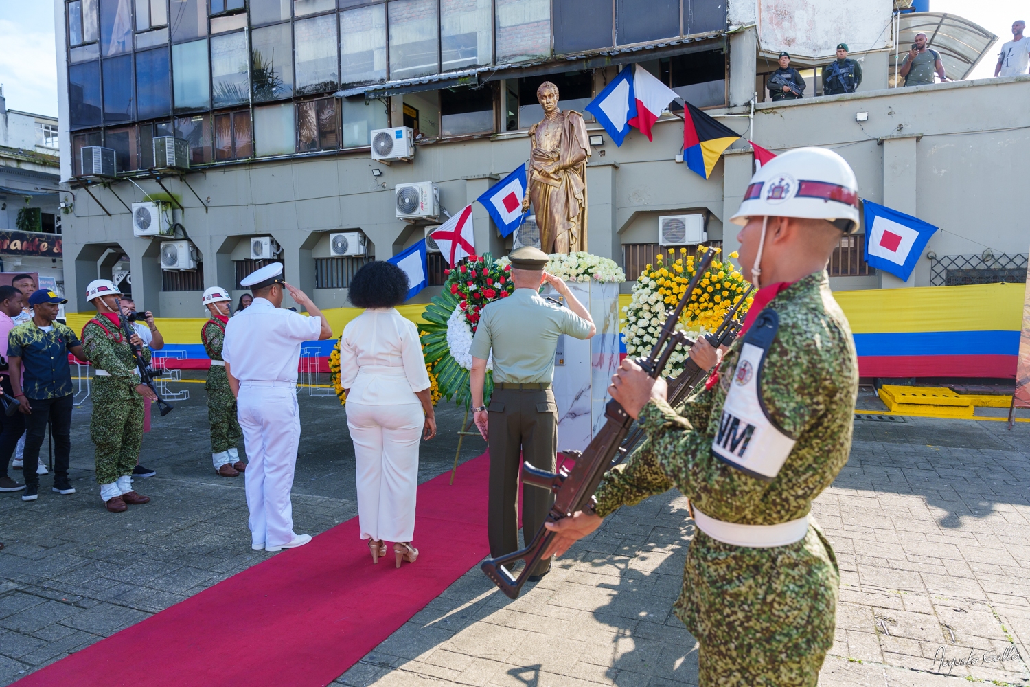 Medallas Pascual de Andagoya y José Prudencio Padilla entregó la Alcaldesa Distrital de Buenaventura durante el desfile del 20 de julio de 2024