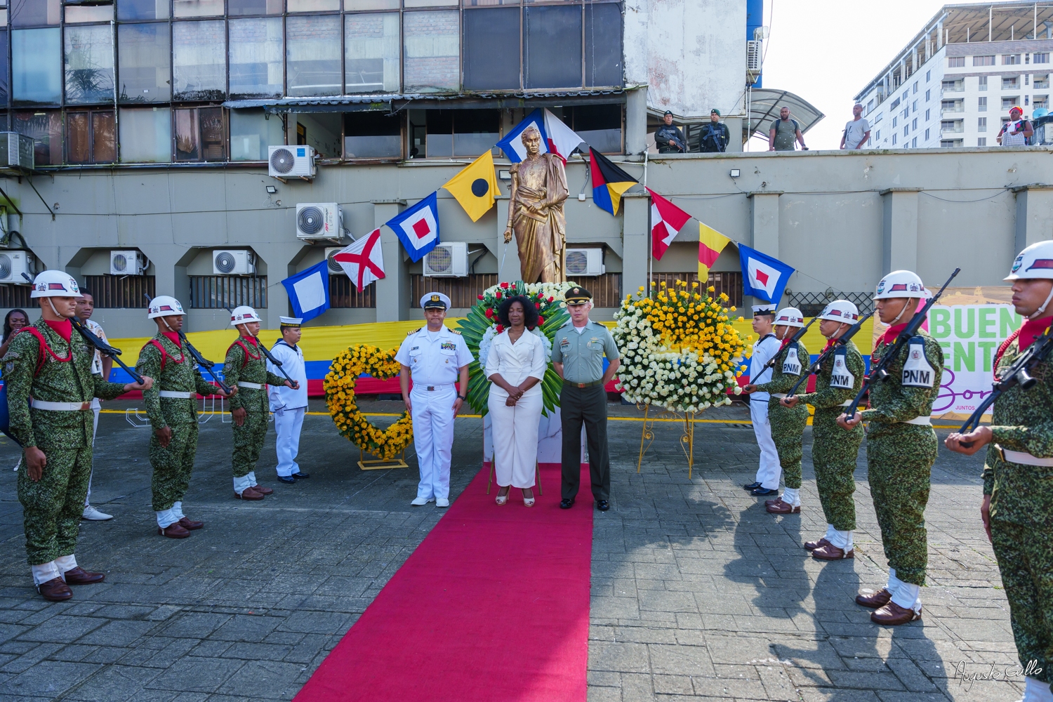 Medallas Pascual de Andagoya y José Prudencio Padilla entregó la Alcaldesa Distrital de Buenaventura durante el desfile del 20 de julio de 2024