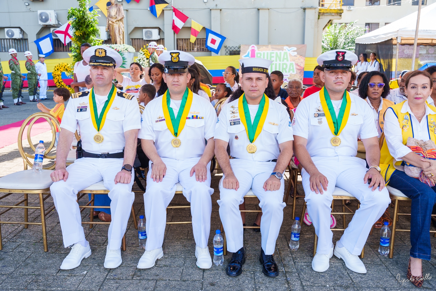 Medallas Pascual de Andagoya y José Prudencio Padilla entregó la Alcaldesa Distrital de Buenaventura durante el desfile del 20 de julio de 2024